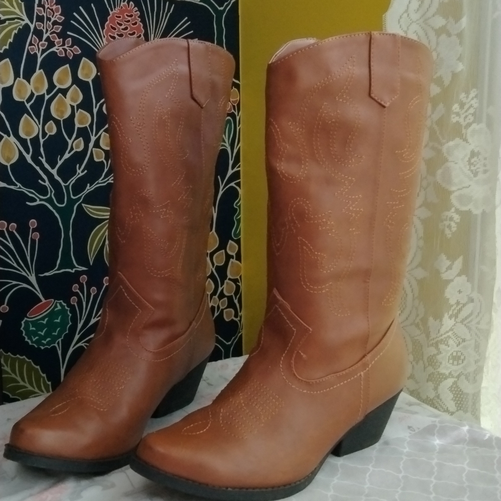 Cowgirl boots moving sale